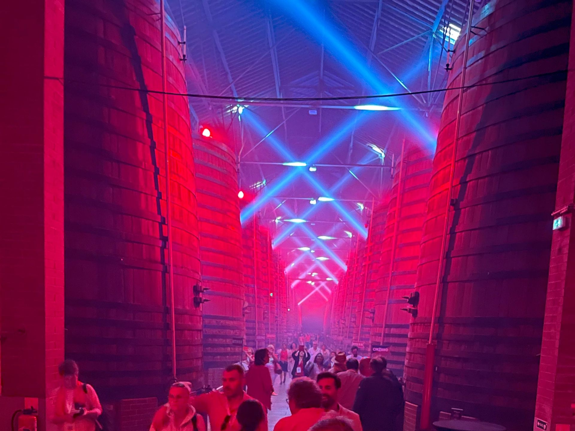 Invités dans des caves à vin illuminées de rouge
