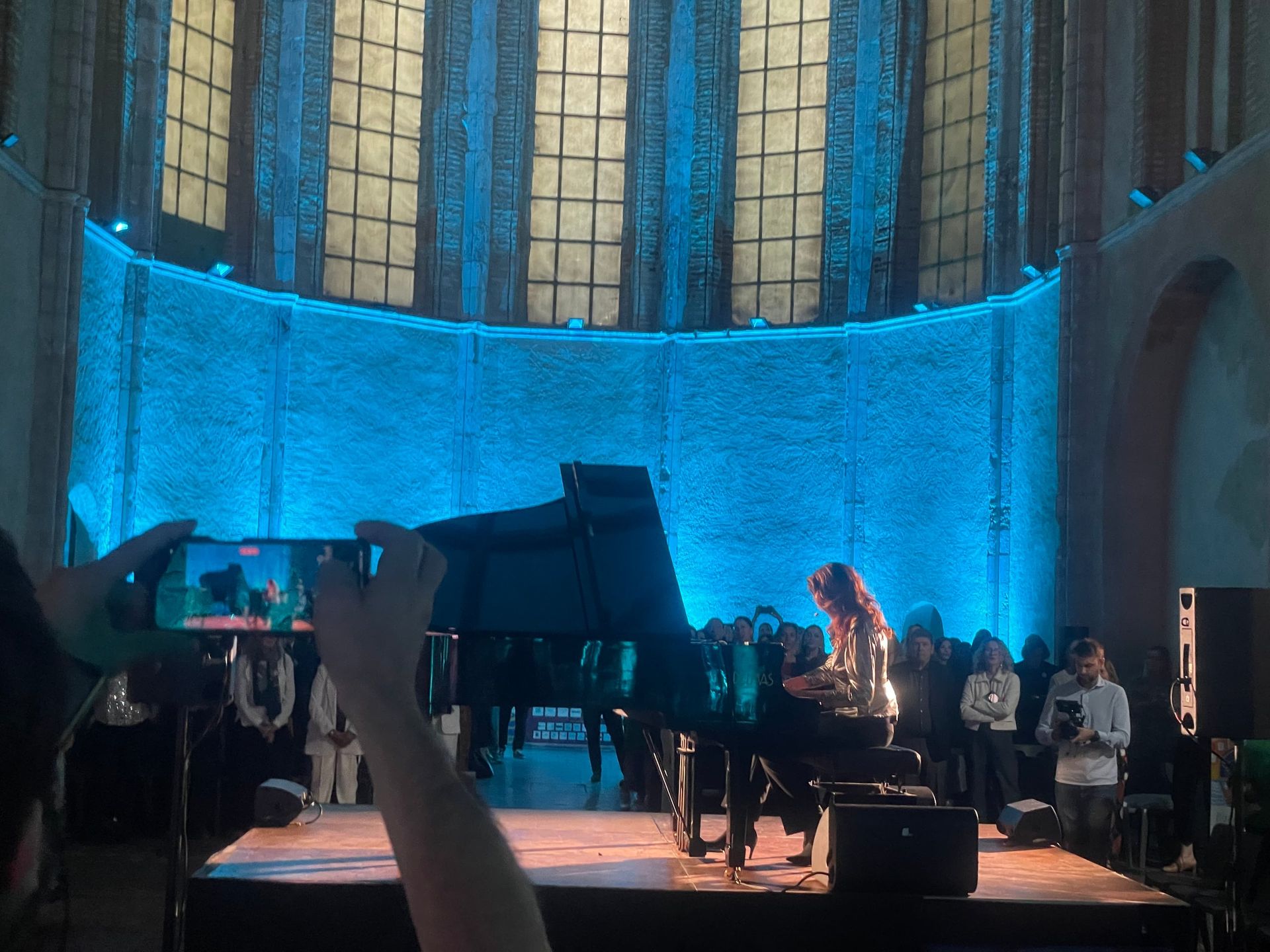 Concert de piano dans une église mise en lumière