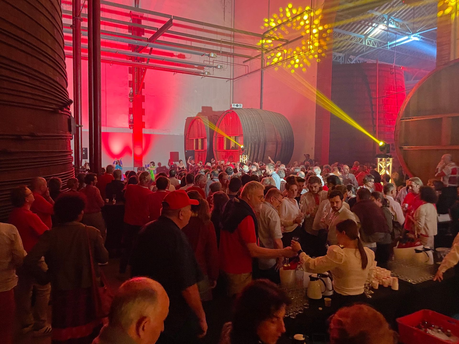 Invités d'une soirée d'entreprise sous un éclairage rouge
