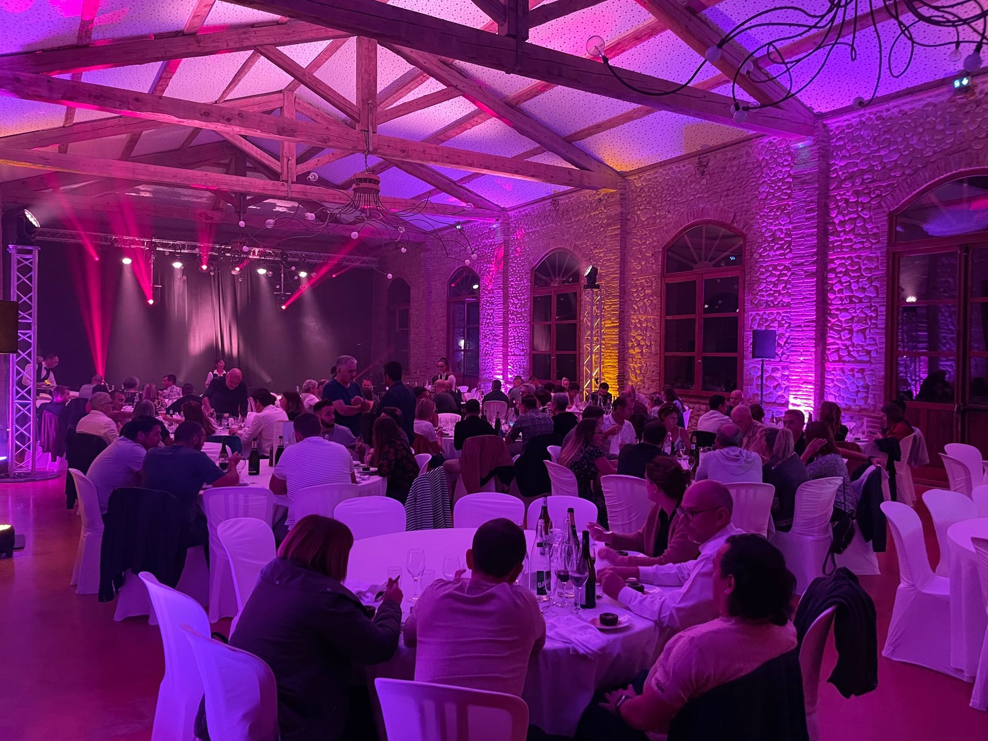 Soirée de gala dans une salle en briques mise en lumière par Liveworks