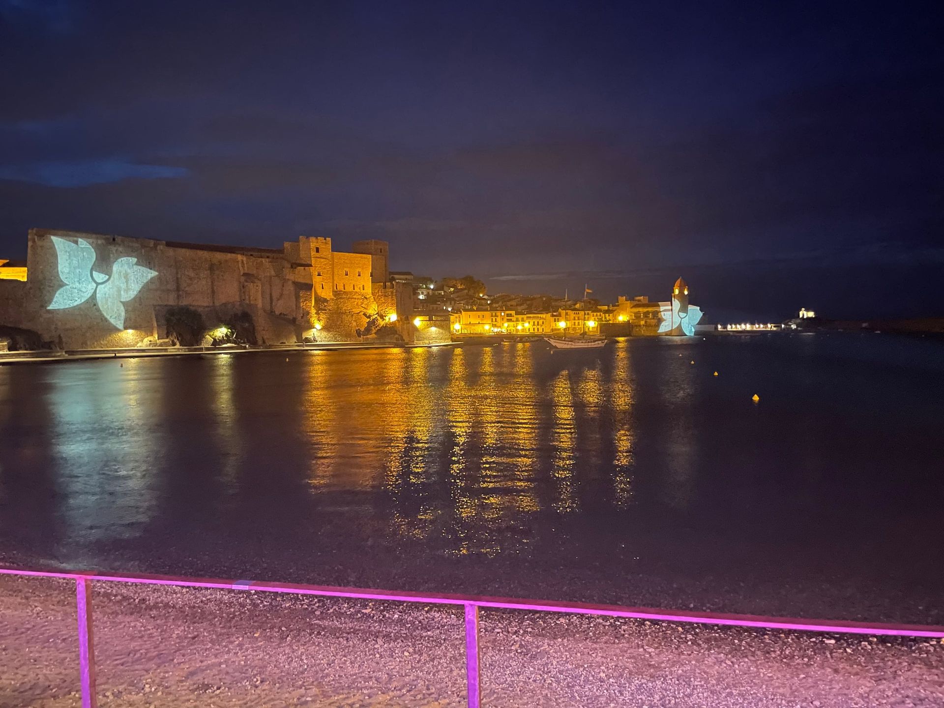 Remparts de Collioure mis en lumière de nuit lors d'un événement