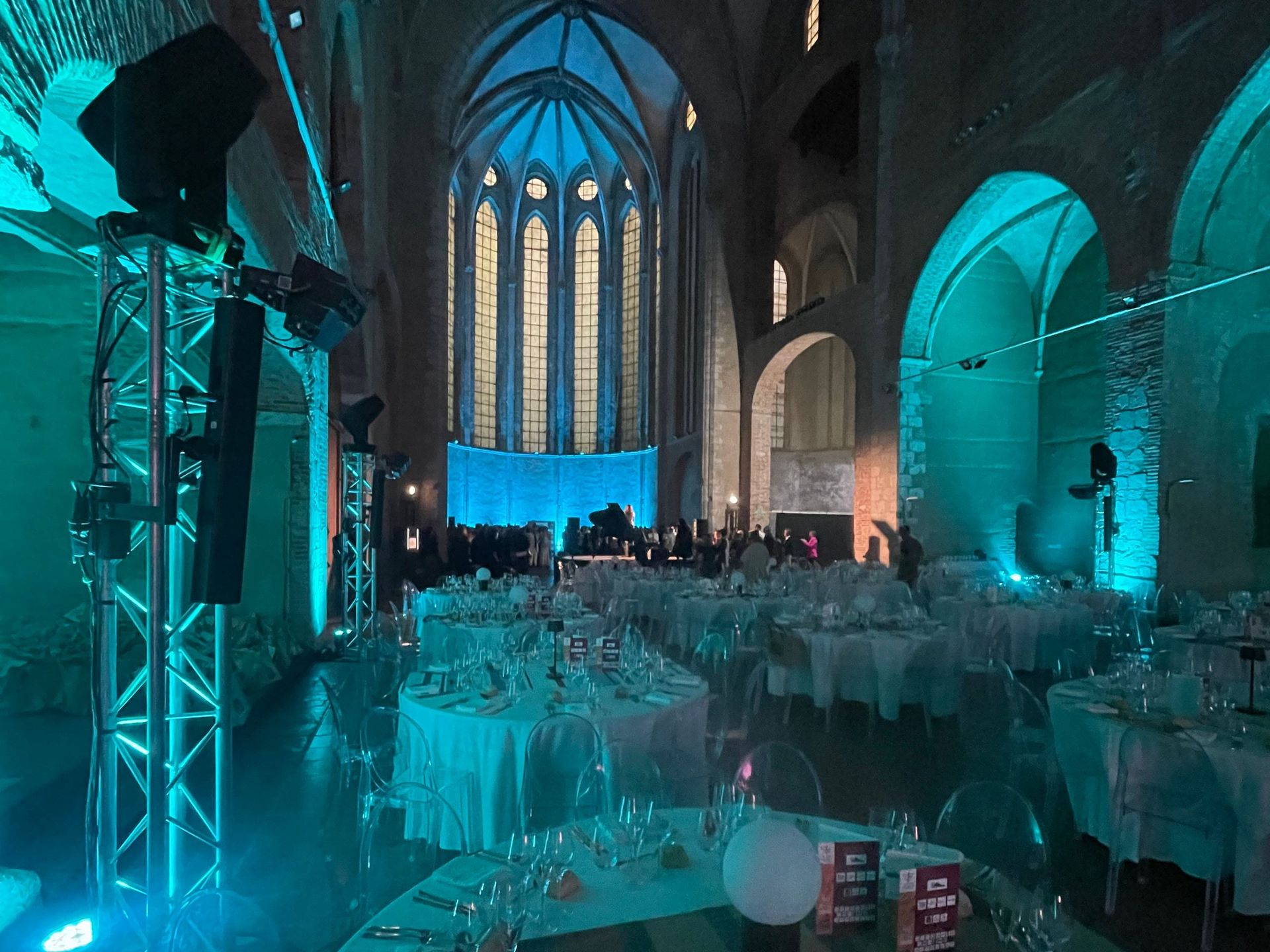 Dîner des 40 ans de FCE66 dans une église mise en lumière bleue