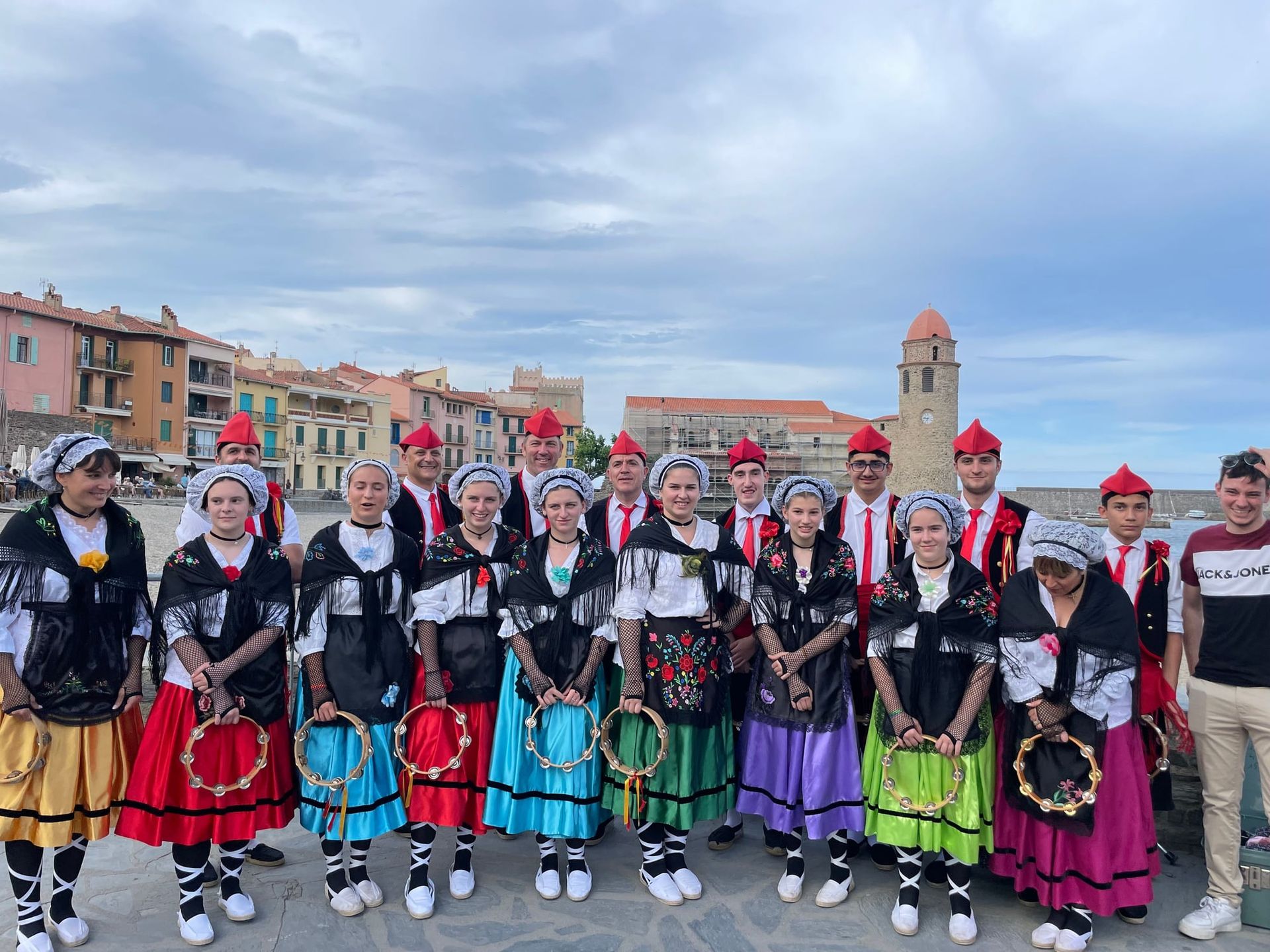 Groupe folklorique catalan accueillant les participants à Collioure