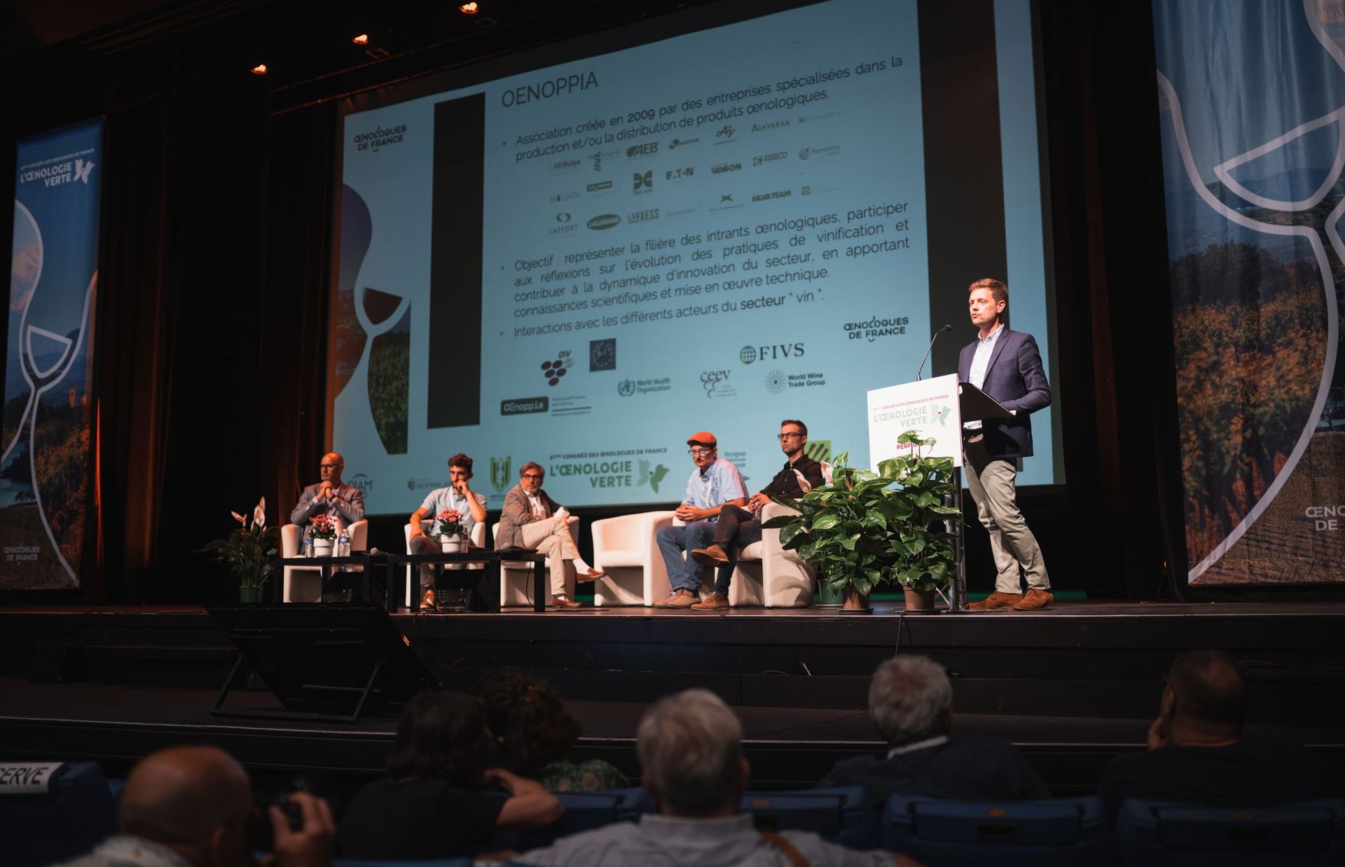 Table ronde sur scène lors d'un congrès