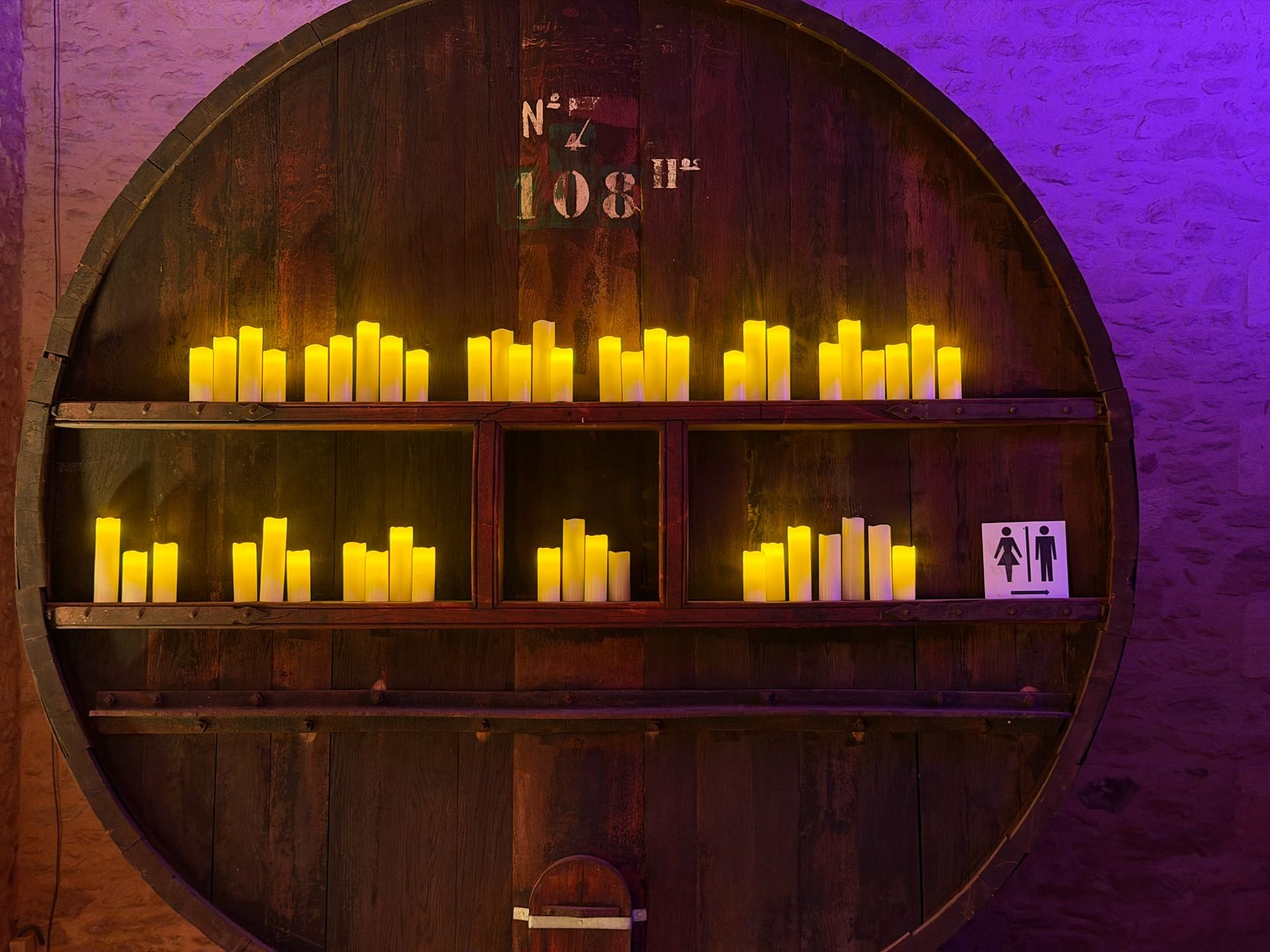 Foudre décoré de bougies lors d'une soirée d'entreprise