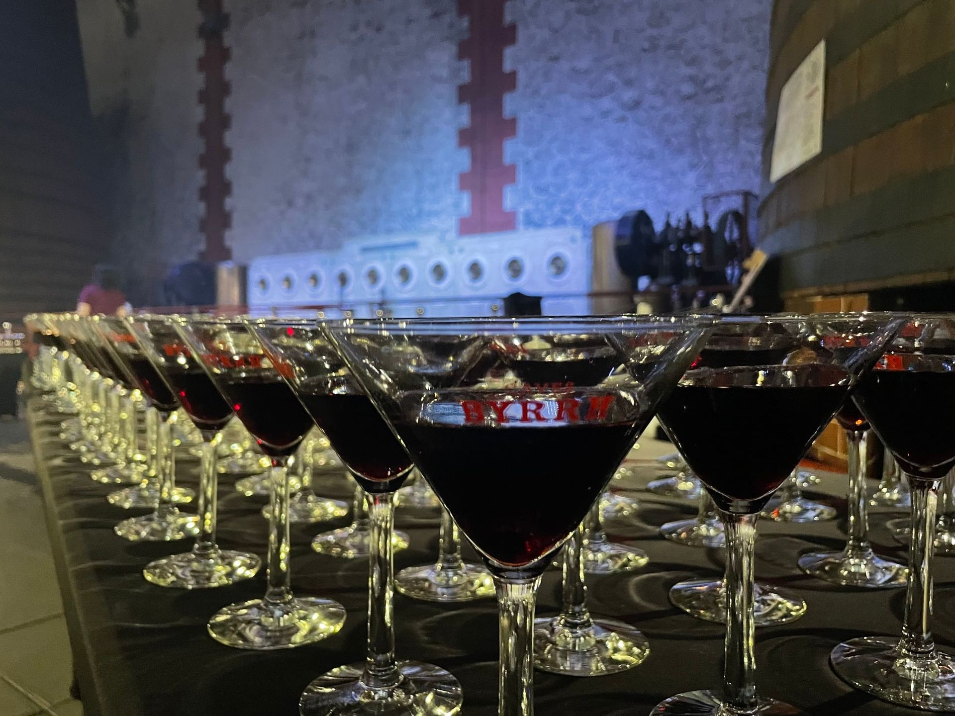 Verres de vin alignés pour une dégustation