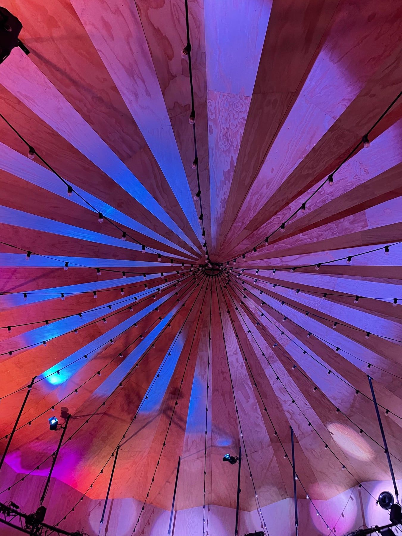 Plafond d'un chapiteau en bois mis en lumière