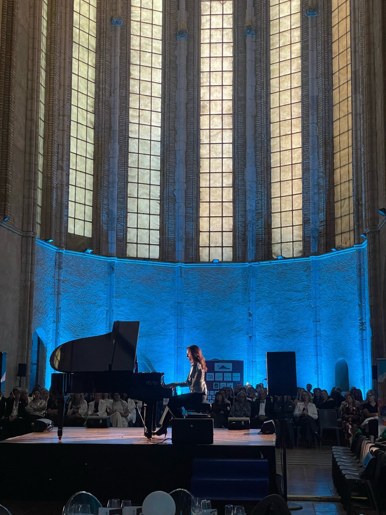 Concert de piano dans une église mise en lumière bleue