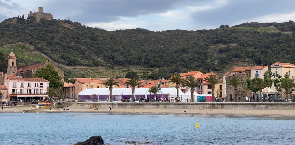 Tente de réception installée sur le front de mer de Collioure