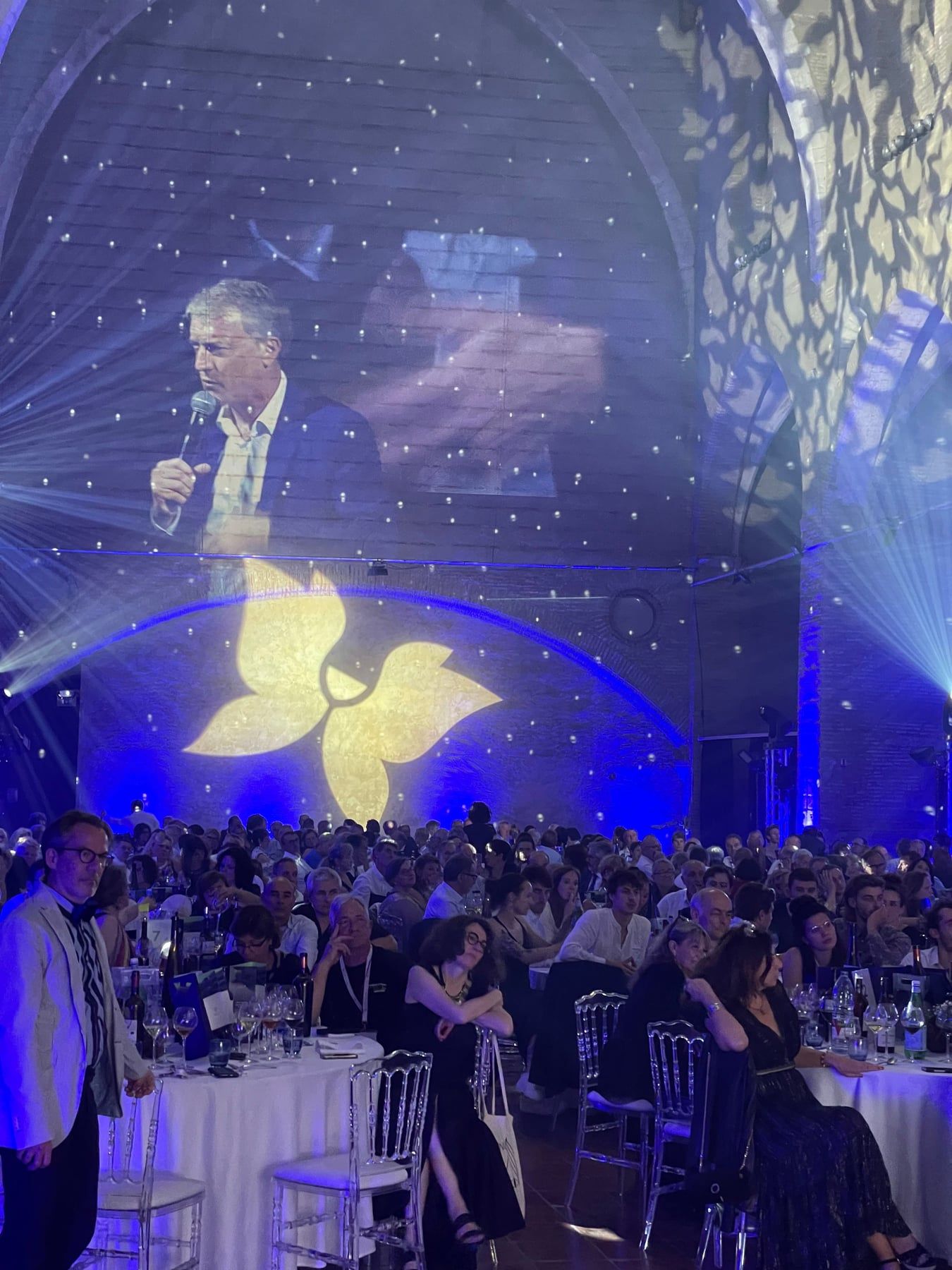 Discours diffusé sur écran géant lors d’une soirée de gala