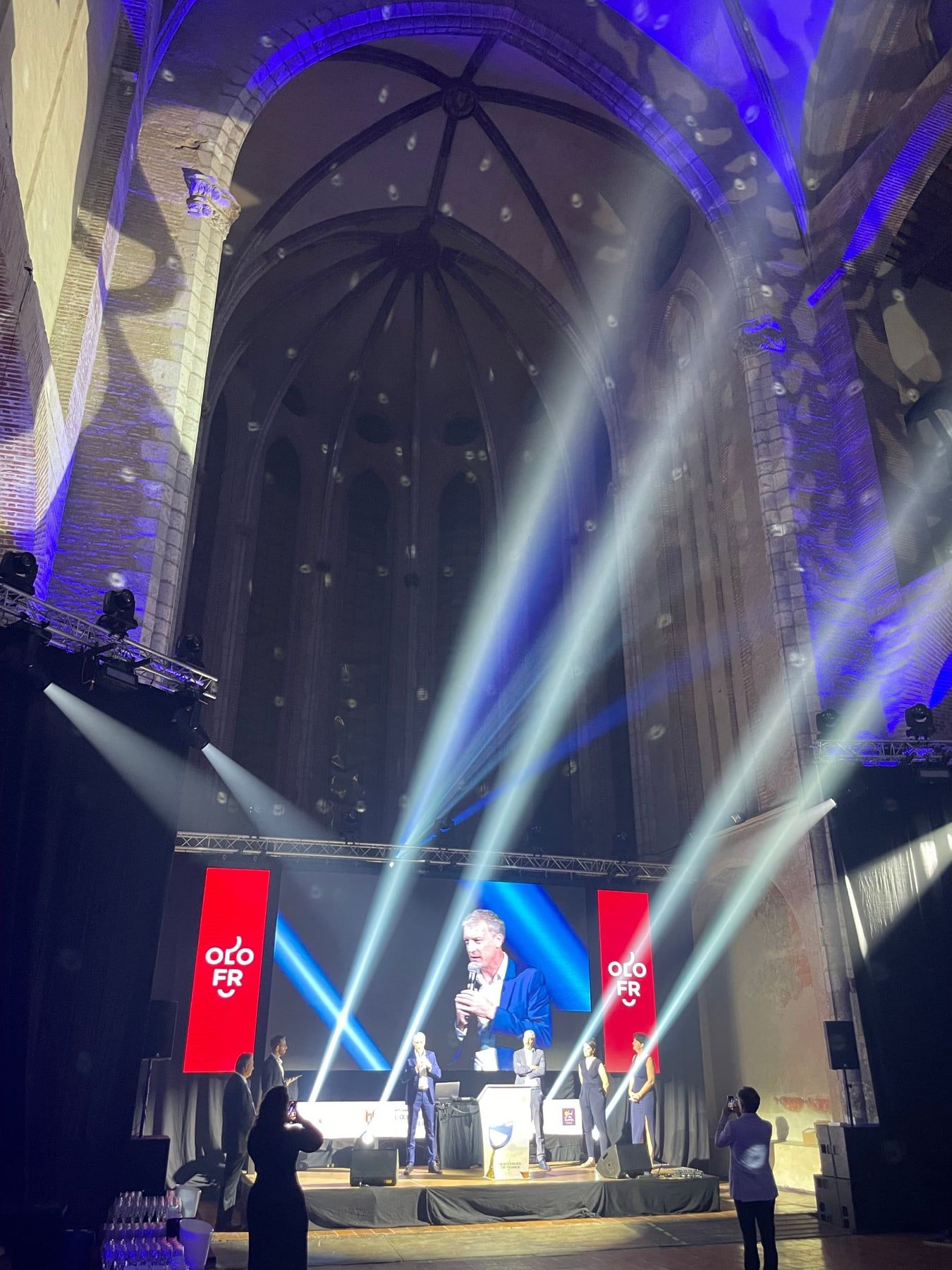 Prise de parole sous les faisceaux lumineux dans une église