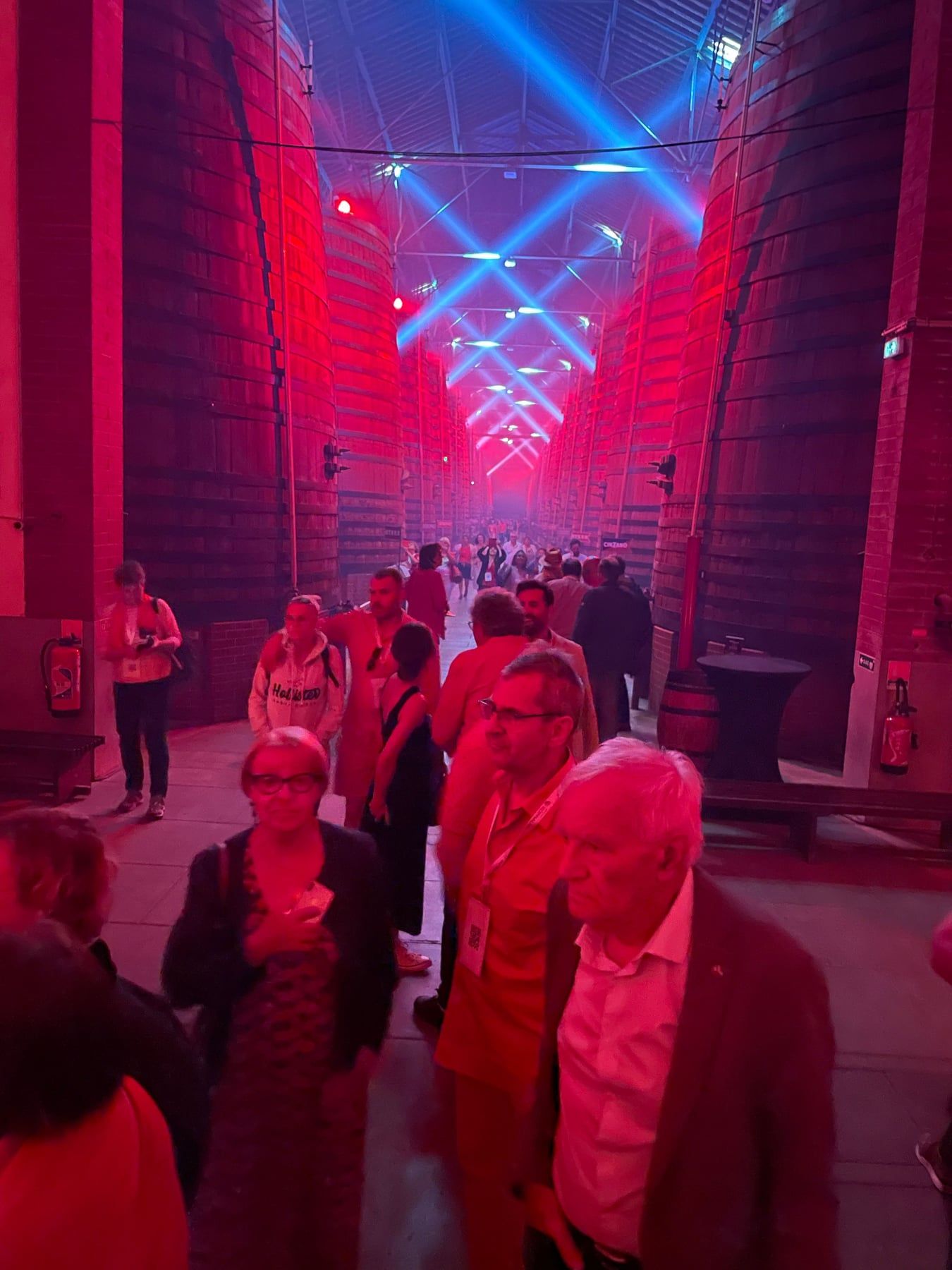 Invités dans des caves illuminées de rouge