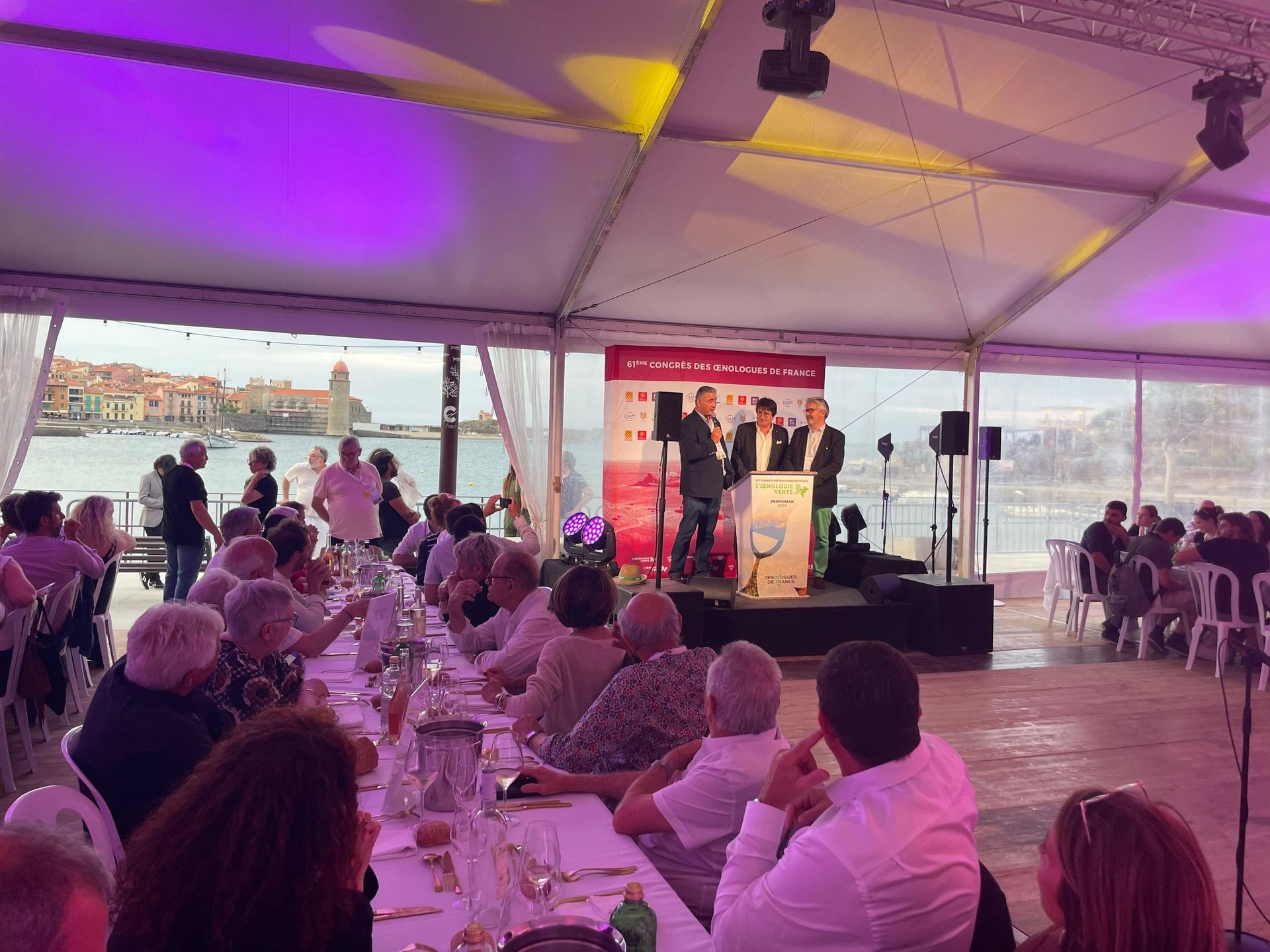 Dîner du congrès des Œnologues de France sous une tente face à la mer à Collioure