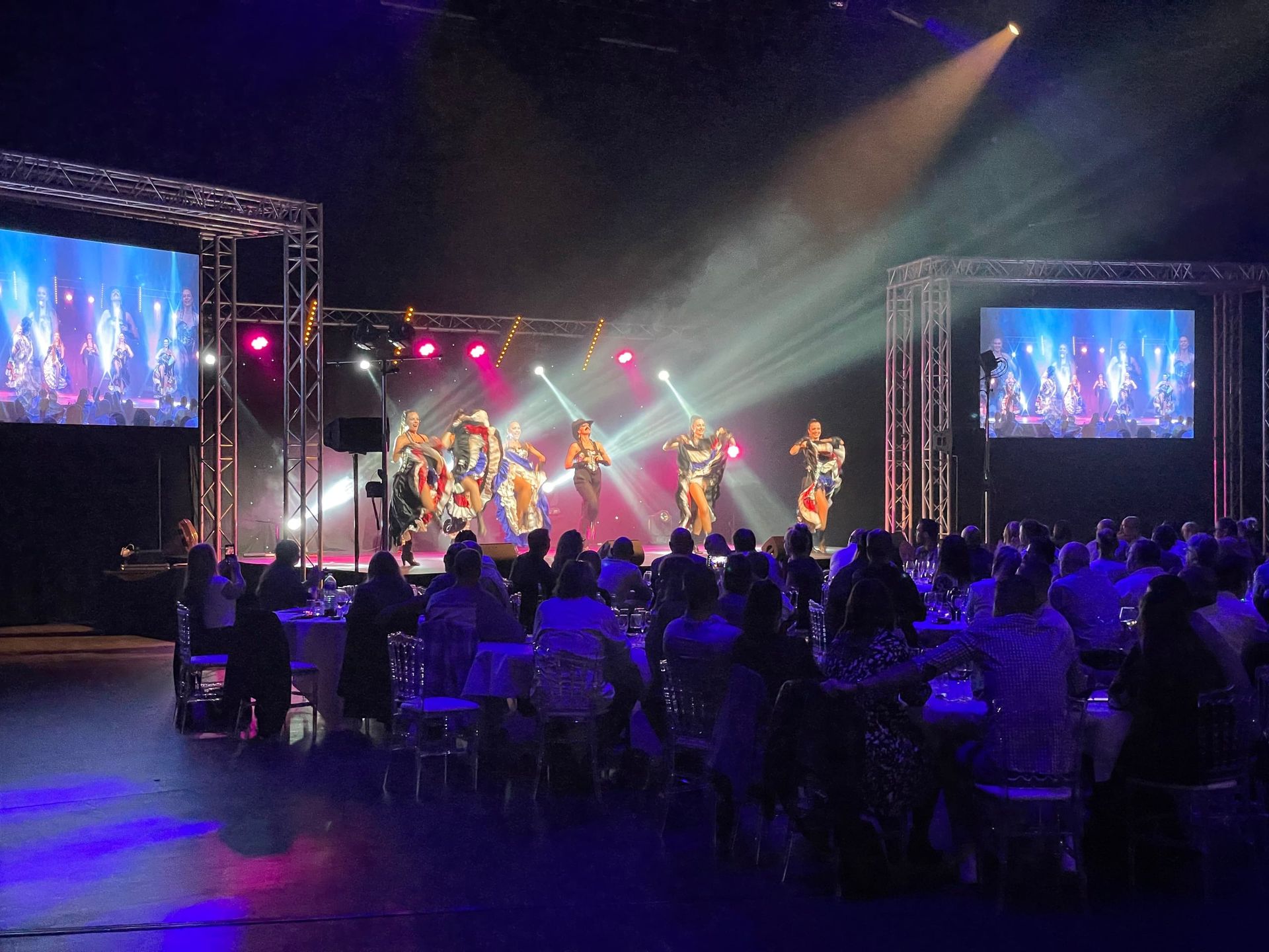 Danseuses sur scène devant les écrans géants lors de la soirée Richardson