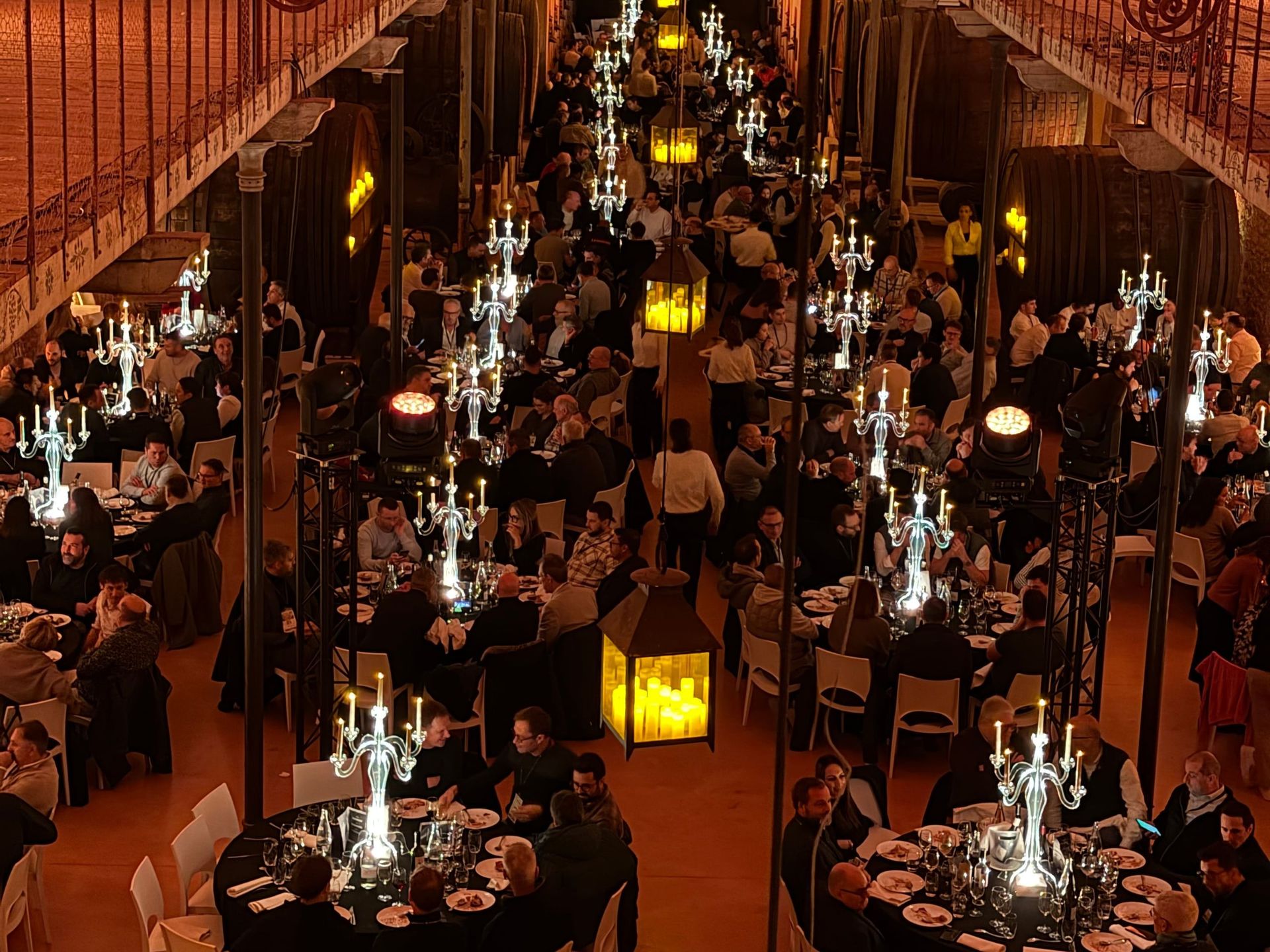 Dîner aux chandeliers dans une cave, vu en plongée, lors de la soirée Tout Faire