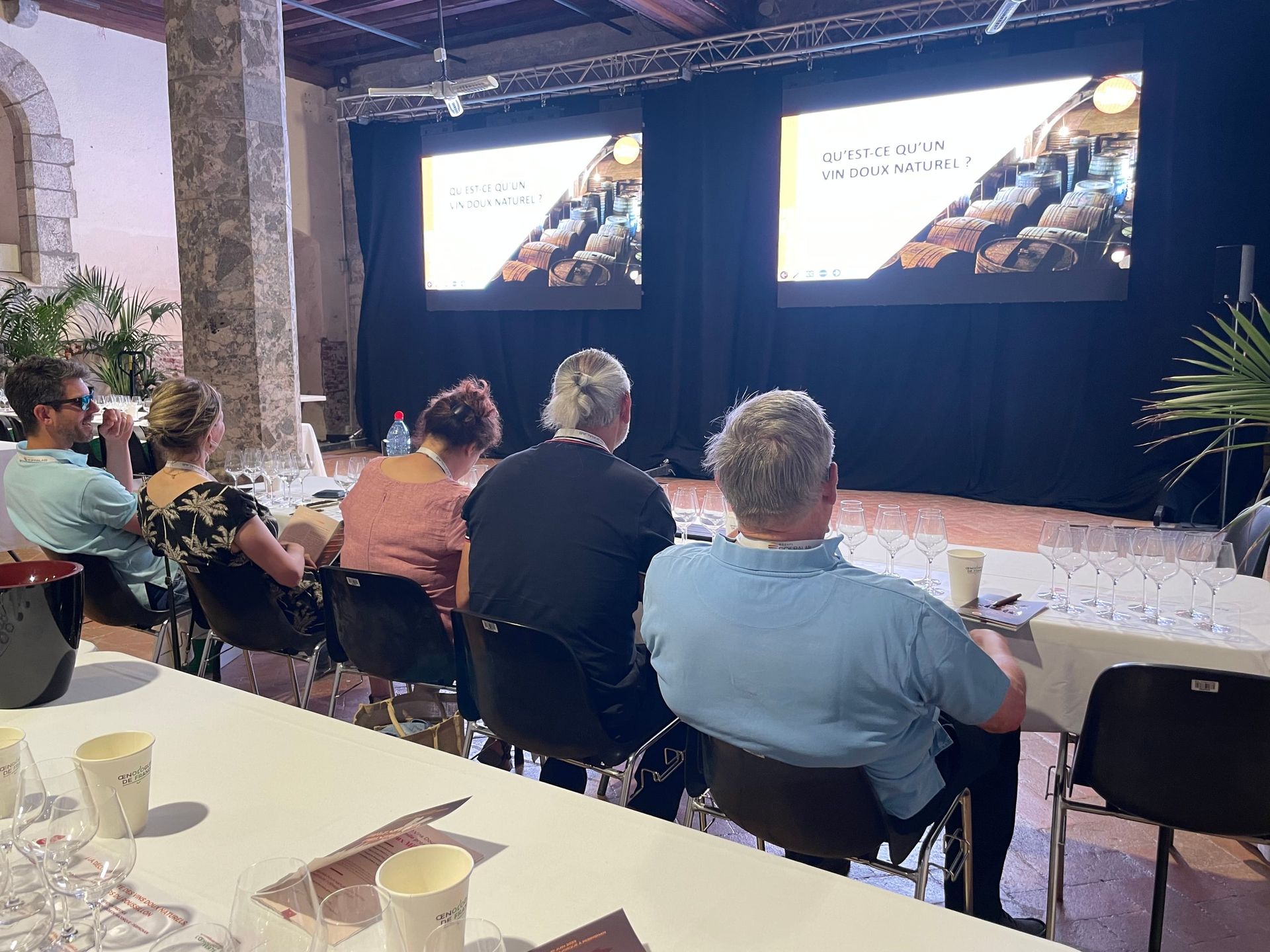 Conférence devant écrans lors d'un événement professionnel