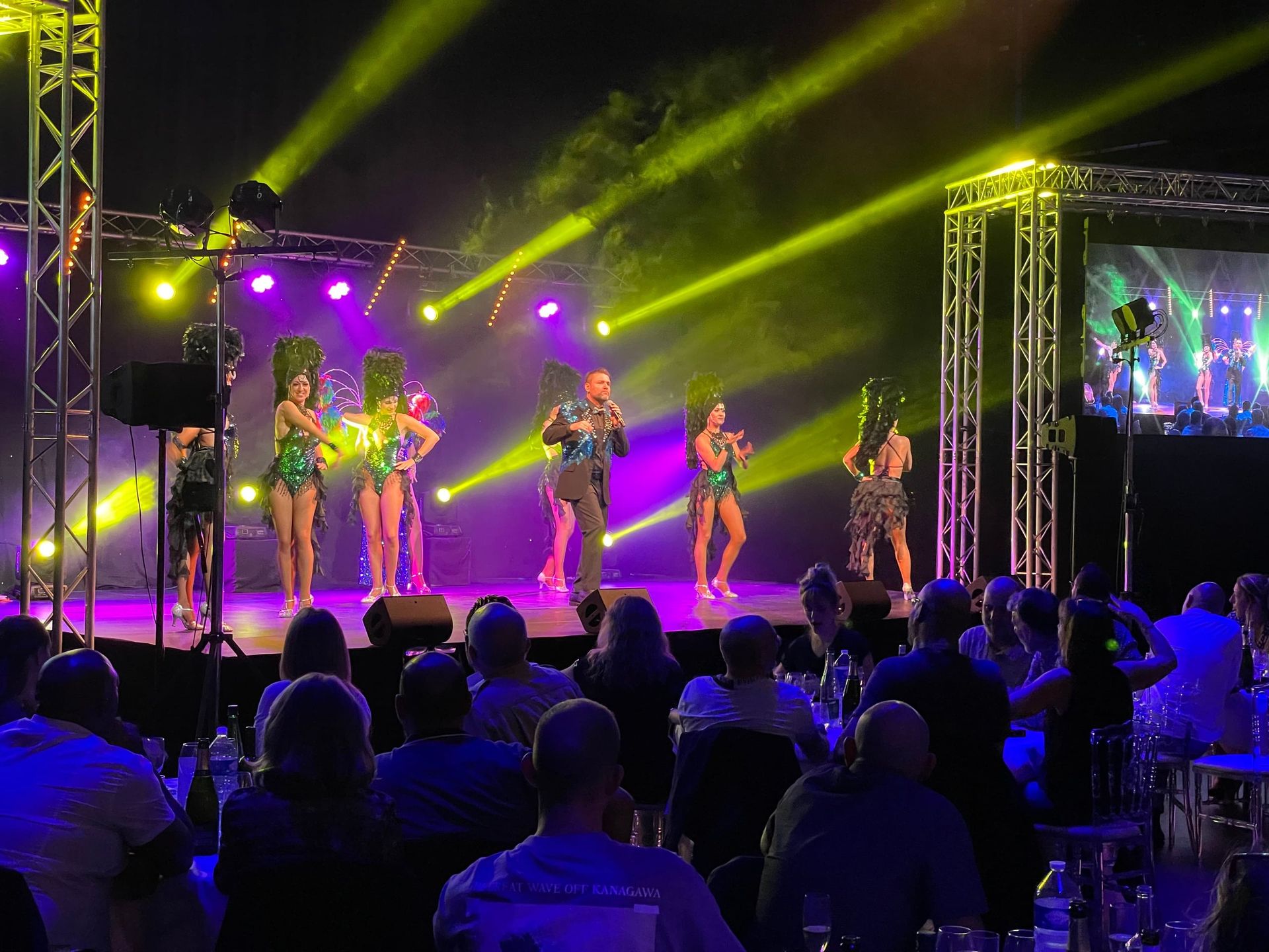 Spectacle de danse sur scène lors d'une soirée d'entreprise